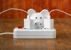 O consumo de energia fantasma refere-se ao consumo dos seus aparelhos elétricos enquanto estão em pausa. Mas como resolver este problema que no final do ano aumenta o valor da sua conta da luz e diminui o valor da sua poupança? 